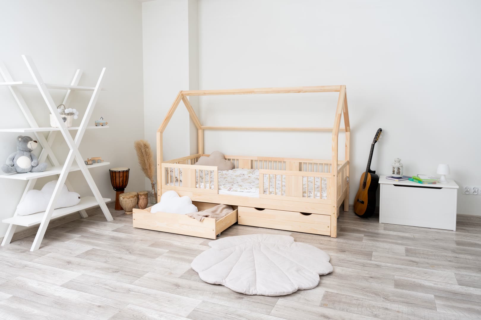 Detale wykończenia łóżka z drewna sosnowego - gładka powierzchnia i bezpieczne krawędzie